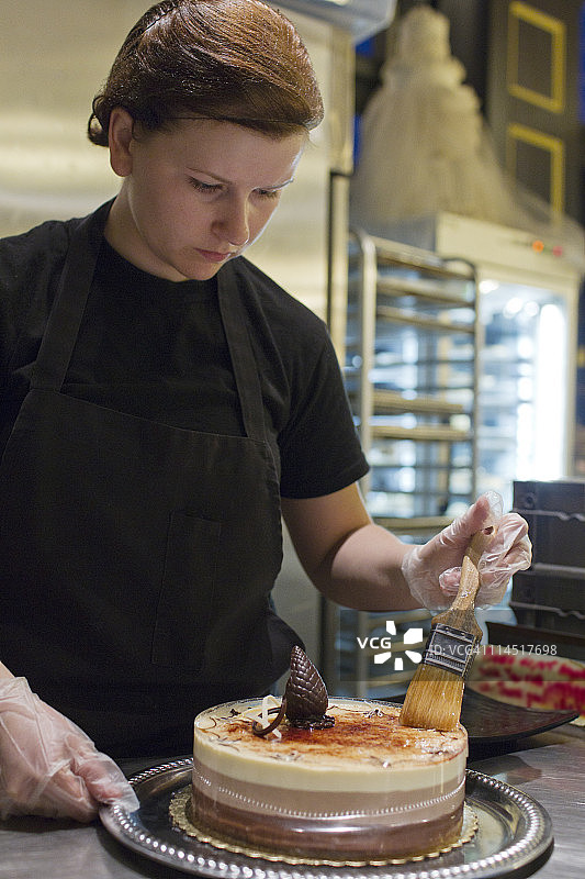 厨师为蛋糕上釉图片素材