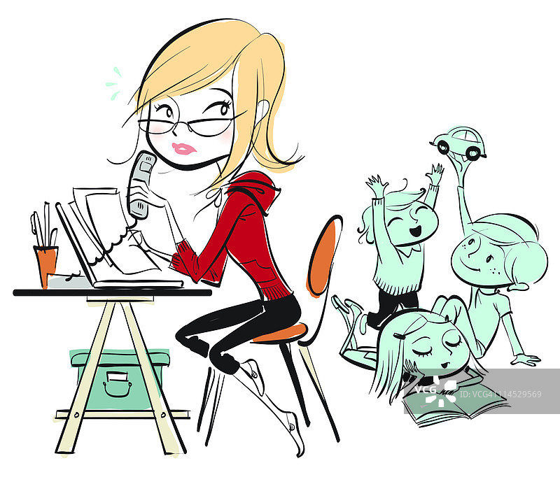 女人在家工作，三个孩子在背景中玩耍图片素材