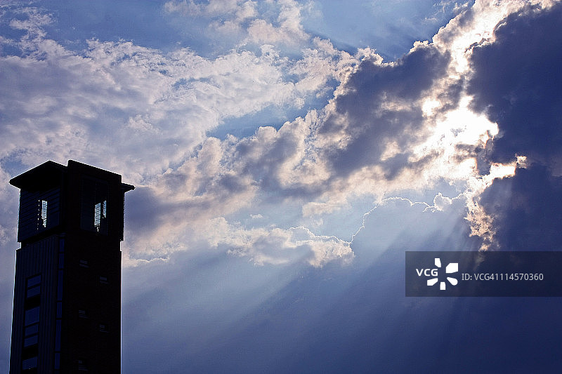 皇家莎士比亚剧院上空的阳光和云彩图片素材