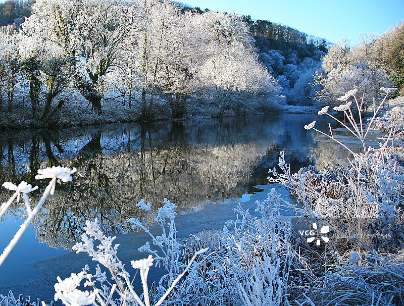 河岸雪景图片素材