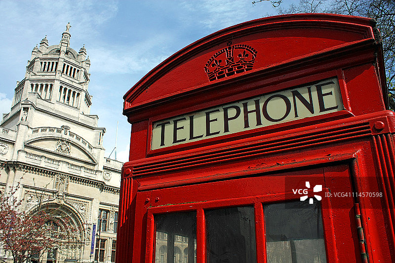 博物馆外的红色电话亭图片素材