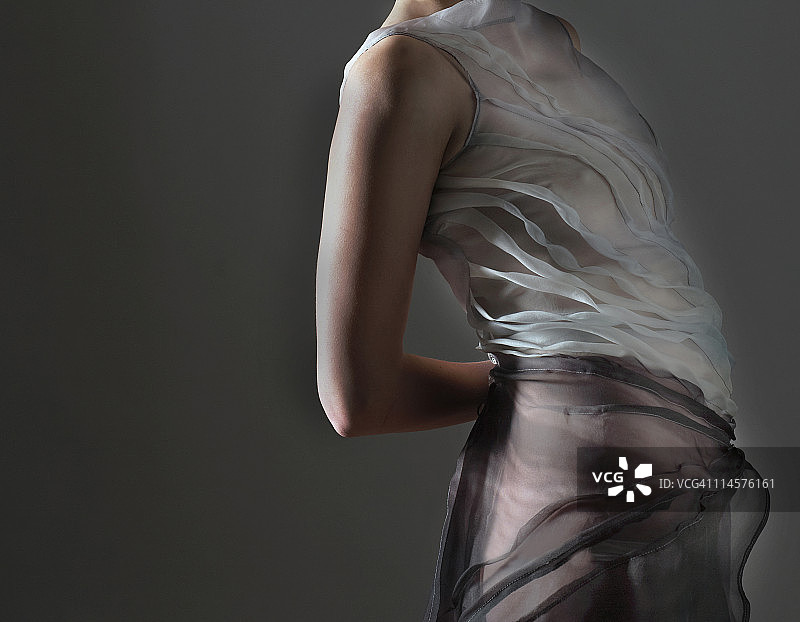 模特在影棚展示透明硬纱面料连衣裙图片素材