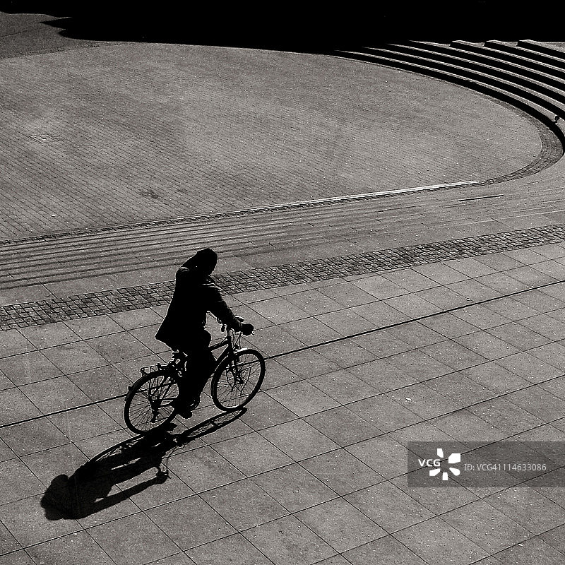 孤独的自行车骑行者图片素材