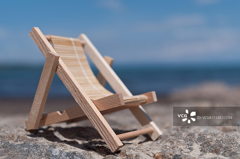 海滩上的小木躺椅图片素材