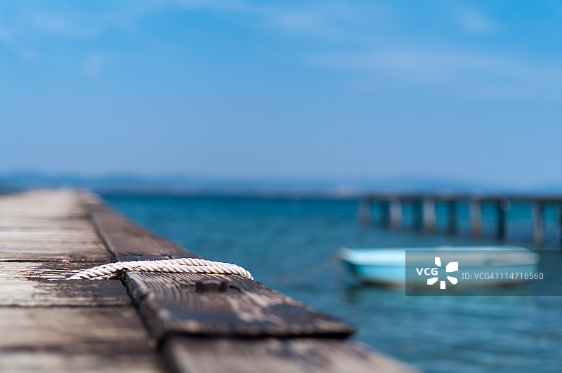 浮桥上的绳索图片素材