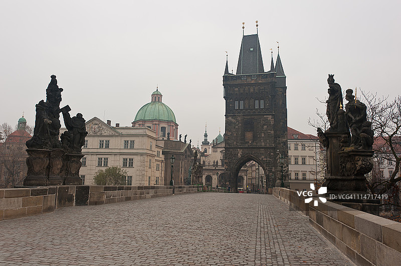 清晨的布拉格查理大桥图片素材