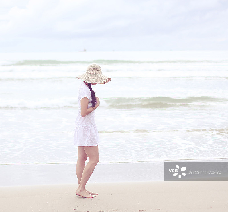 女孩在海滩上散步图片素材