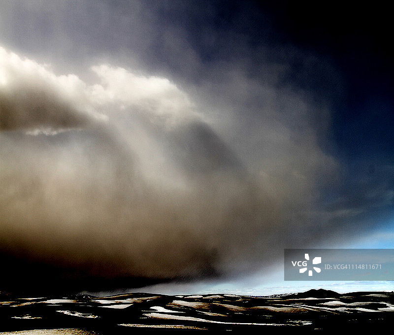格里姆火山的火山灰云图片素材