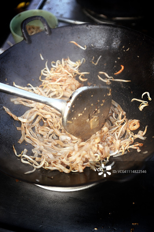 正在翻炒的槟城炒粿条图片素材