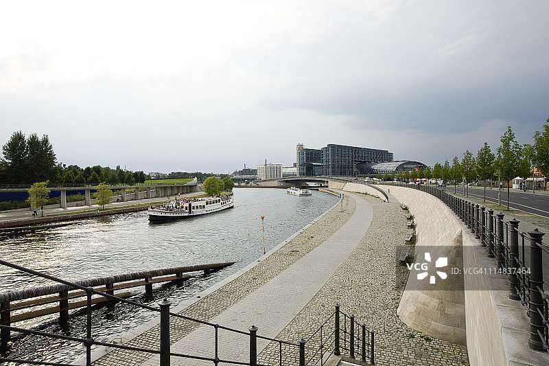 德国柏林：施普雷河和柏林火车总站图片素材