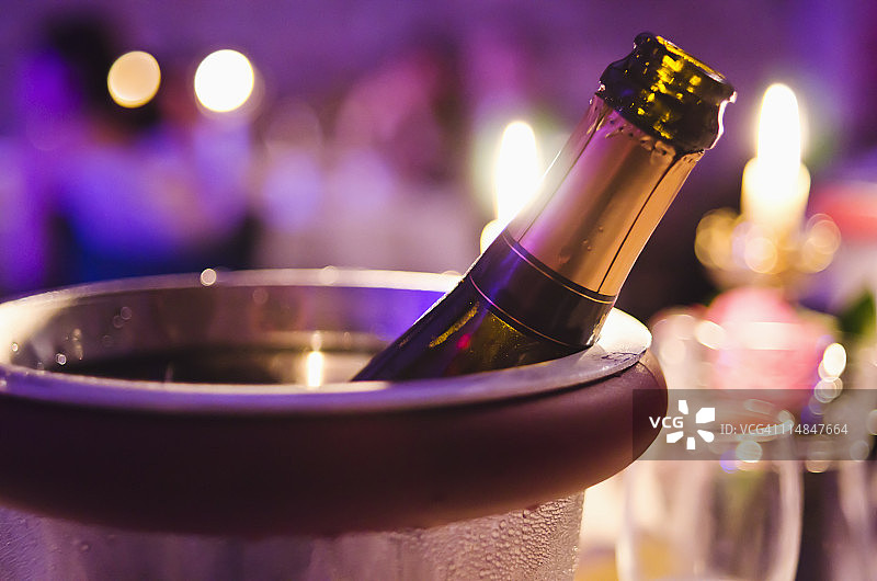 冰桶中冰镇的香槟酒瓶图片素材