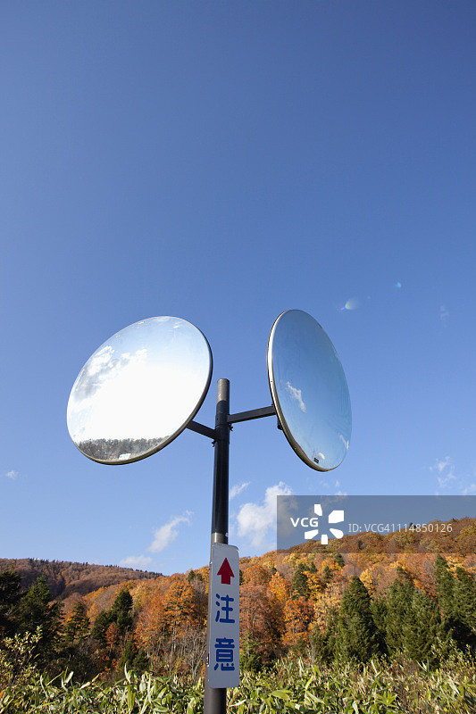 山中的道路倒影图片素材