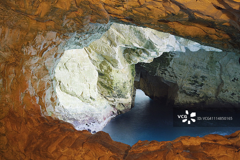 透过洞穴看海洋和岩石图片素材