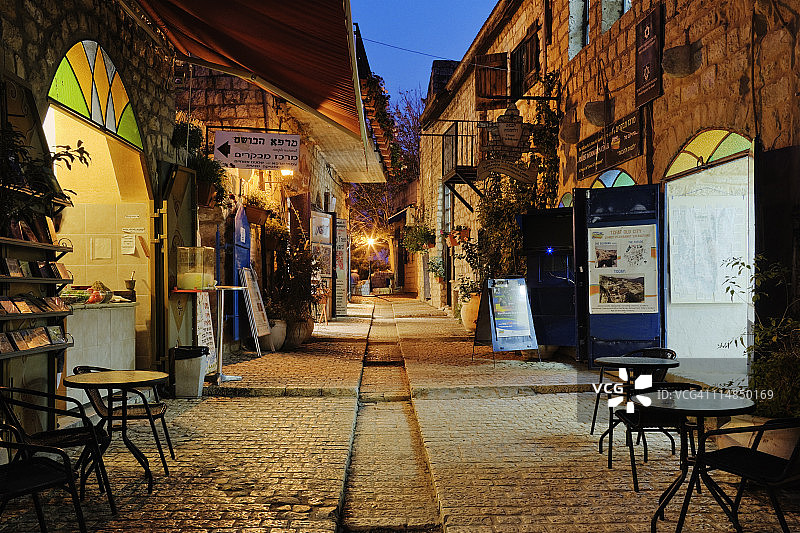 夜晚咖啡馆的桌椅图片素材