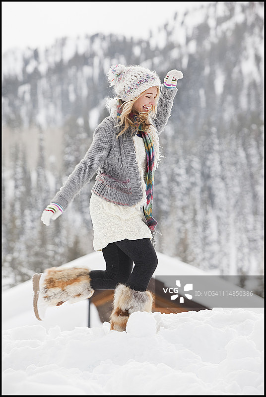美国犹他州盐湖城：在度假胜地雪地里行走的年轻女子图片素材