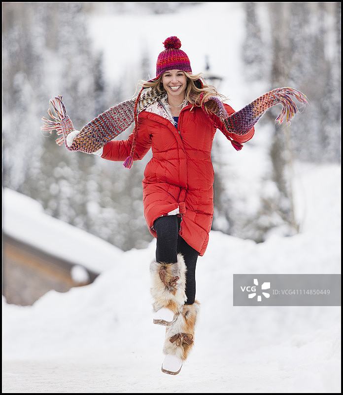 美国犹他州盐湖城：年轻女子在雪地里跳跃图片素材