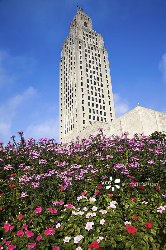 美国路易斯安那州巴吞鲁日州议会大厦与鲜花图片素材