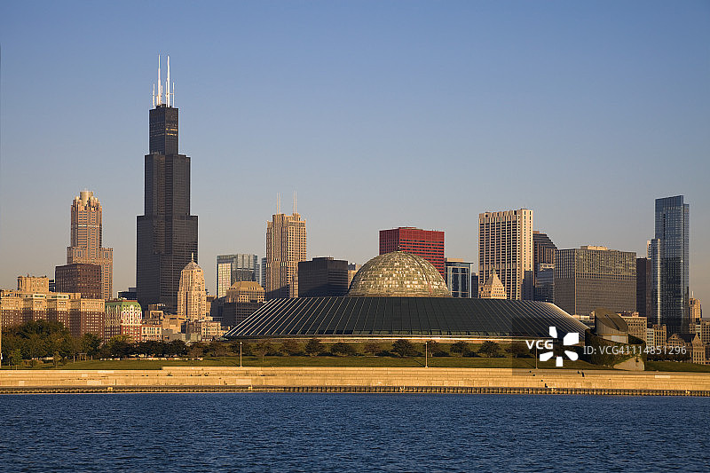 美国伊利诺伊州芝加哥：带有阿德勒天文馆的城市天际线图片素材