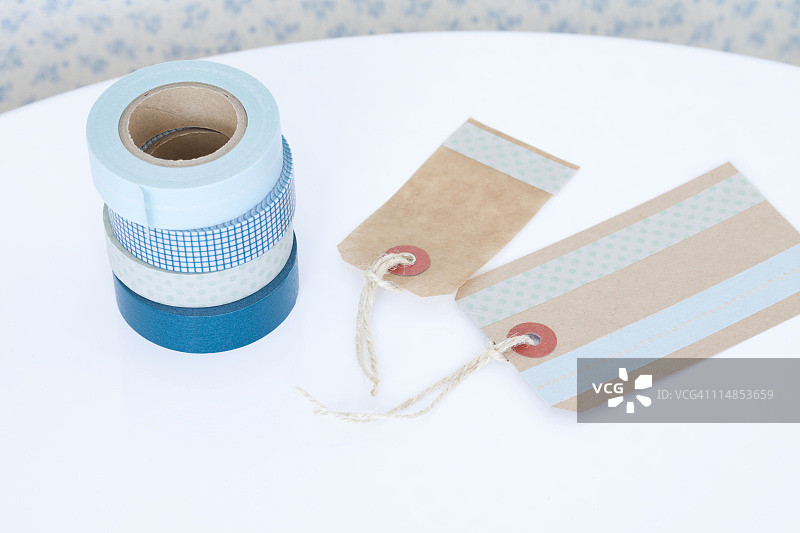 桌上的美纹纸胶带和礼品标签图片素材