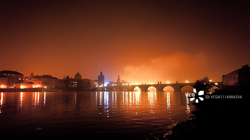 布拉格夜景：查理大桥全景图片素材