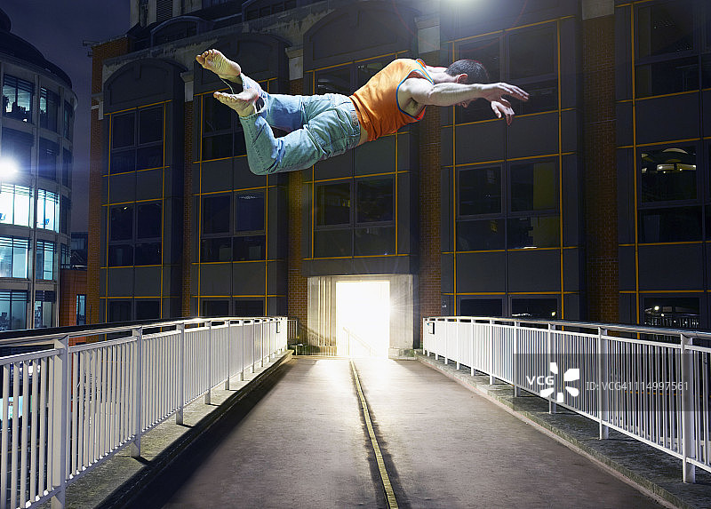 男人在城市中跳跃图片素材