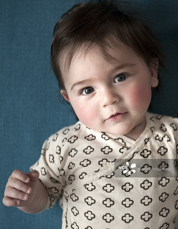 蓝色毯子上的男婴特写图片素材