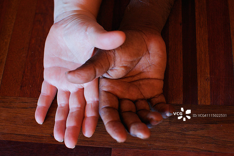 浅色和深色的手图片素材