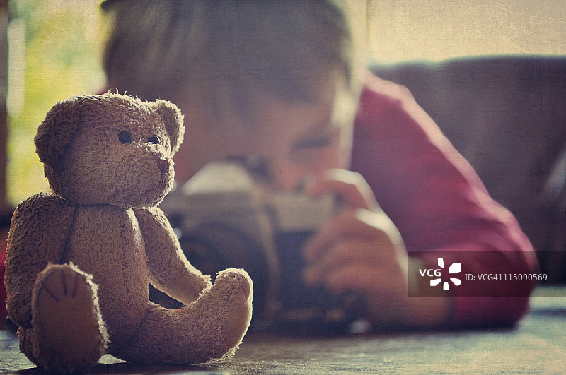 小男孩、泰迪熊和相机图片素材