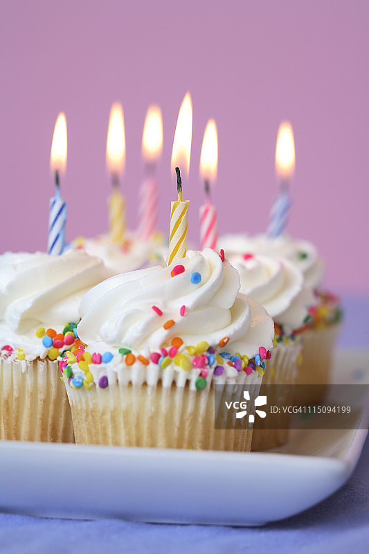 生日纸杯蛋糕托盘图片素材