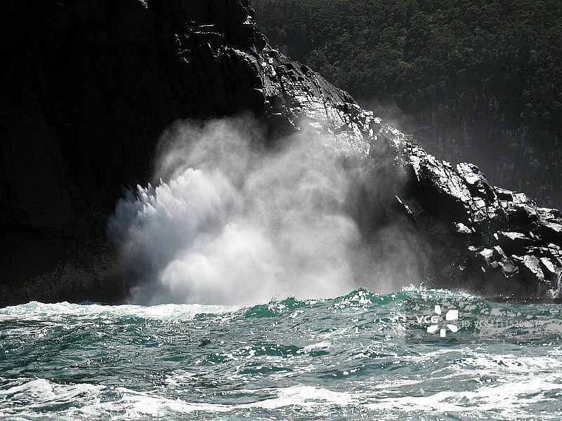 塔斯马尼亚布鲁尼岛的喷水孔图片素材