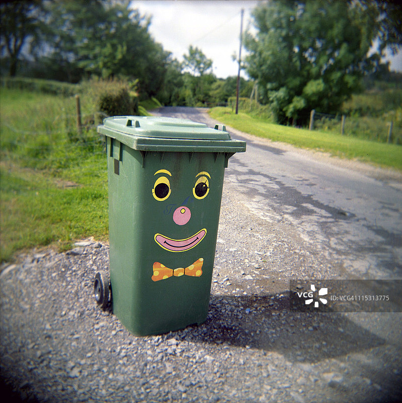 笑脸绿色垃圾桶图片素材