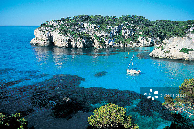 西班牙梅诺卡岛马卡雷莱塔海滩的船只图片素材