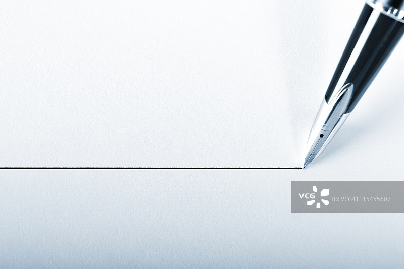 笔在白纸上画一条精准的线条图片素材