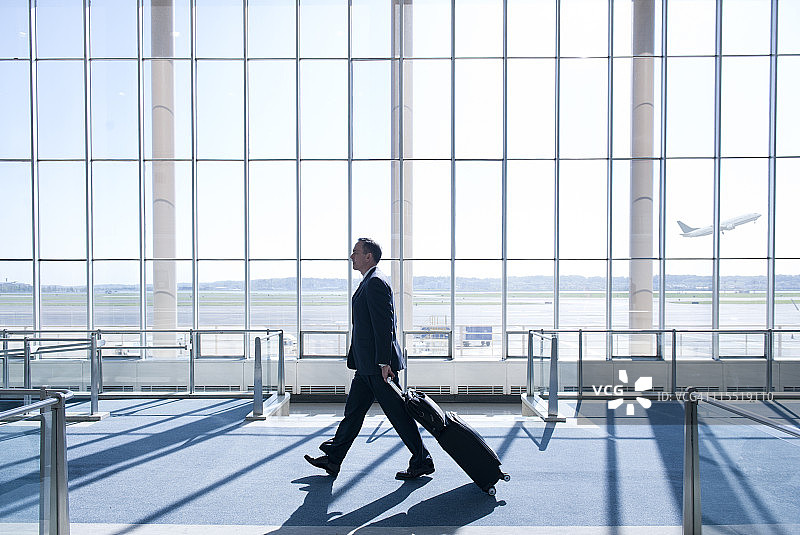 在机场拉行李箱的白人商人图片素材
