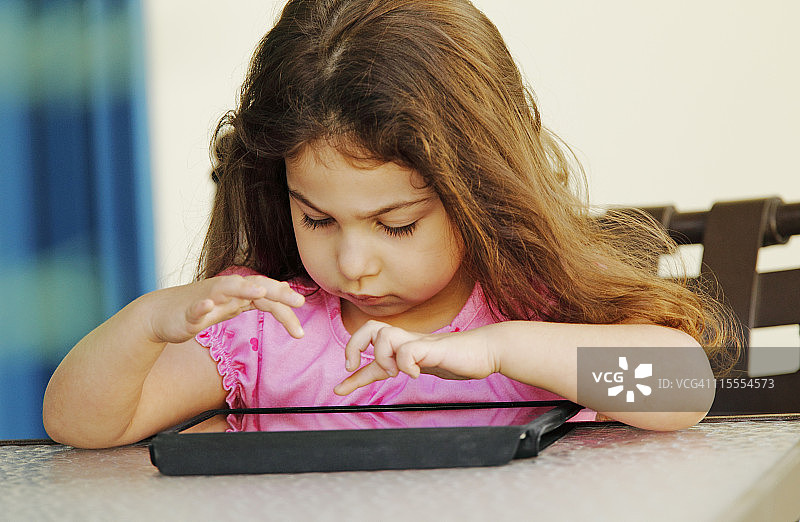 幼儿使用电子阅读设备图片素材