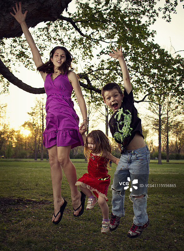 跳跃的家庭图片素材