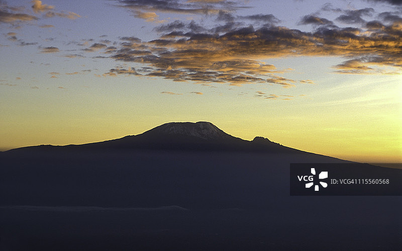 日落时分的非洲最高峰乞力马扎罗山 (2)图片素材