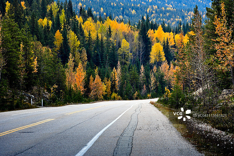 蜿蜒的道路穿过群山图片素材