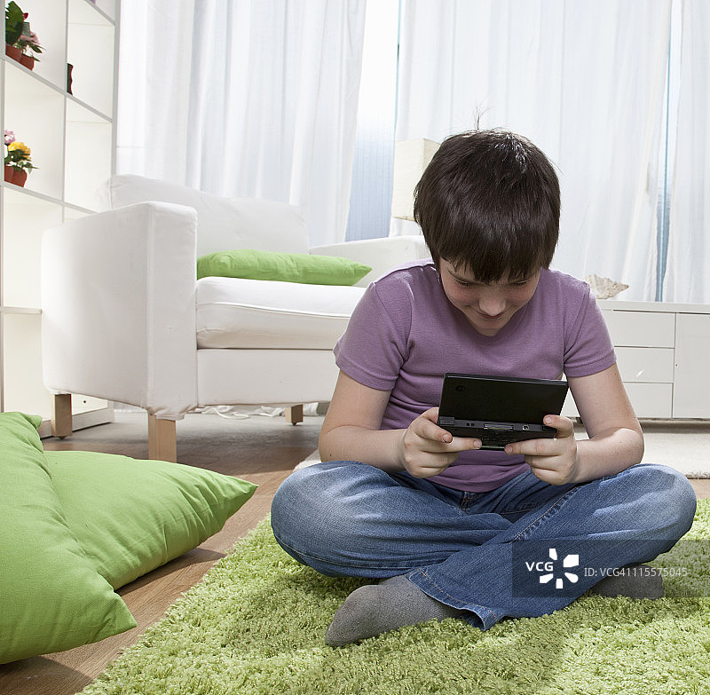 玩电子游戏的小男孩图片素材