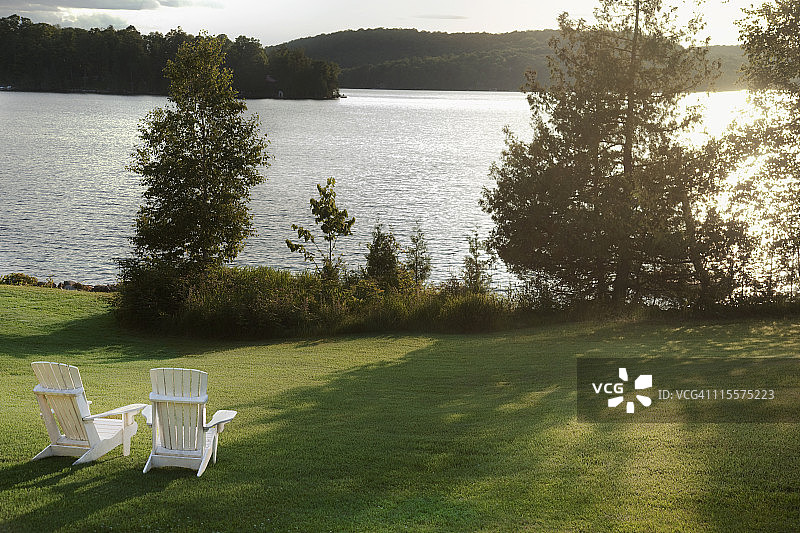 湖边的阿迪朗达克椅图片素材
