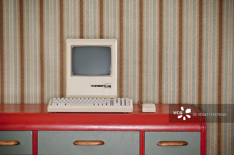 复古桌上的老式电脑图片素材