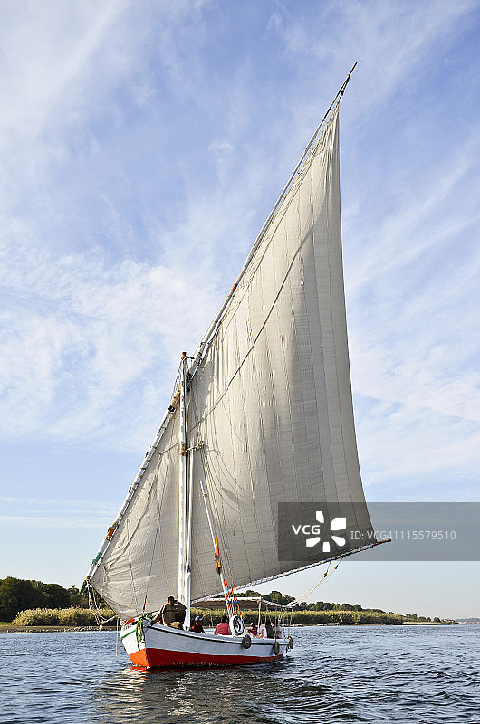 尼罗河上的三角帆船图片素材