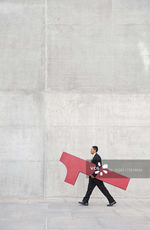 拿着大号数字1的西班牙裔商人图片素材