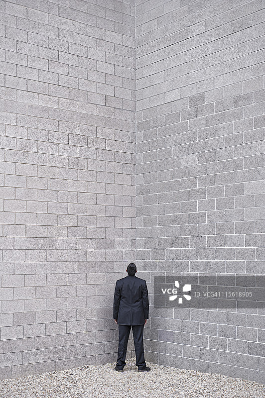 站在角落里的西班牙裔商人图片素材