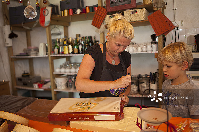 打开巧克力棒的女人图片素材