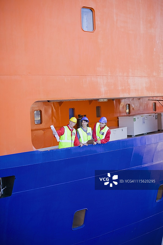 在船坞里的人图片素材