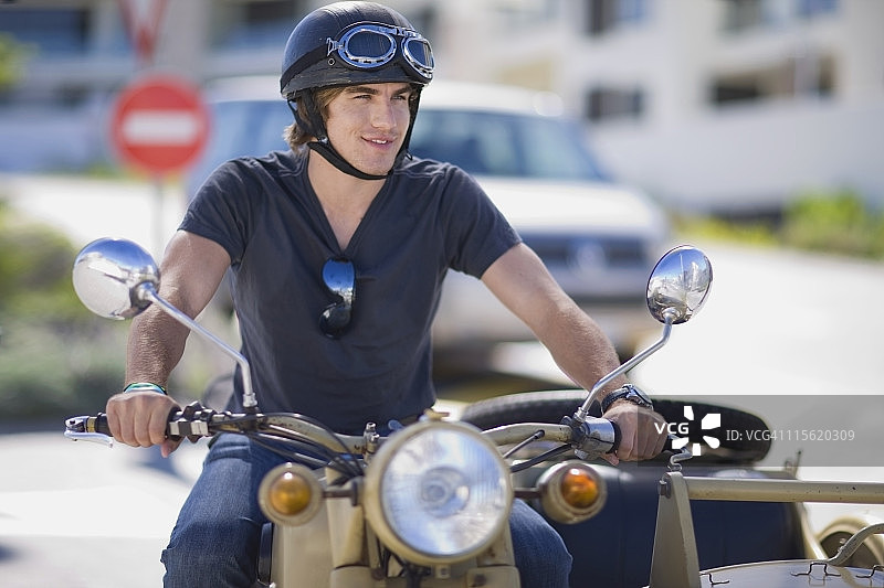 年轻男人骑摩托车图片素材
