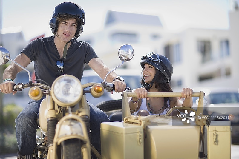 情侣骑摩托车图片素材
