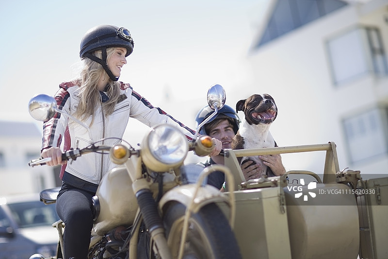 情侣和狗骑摩托车图片素材