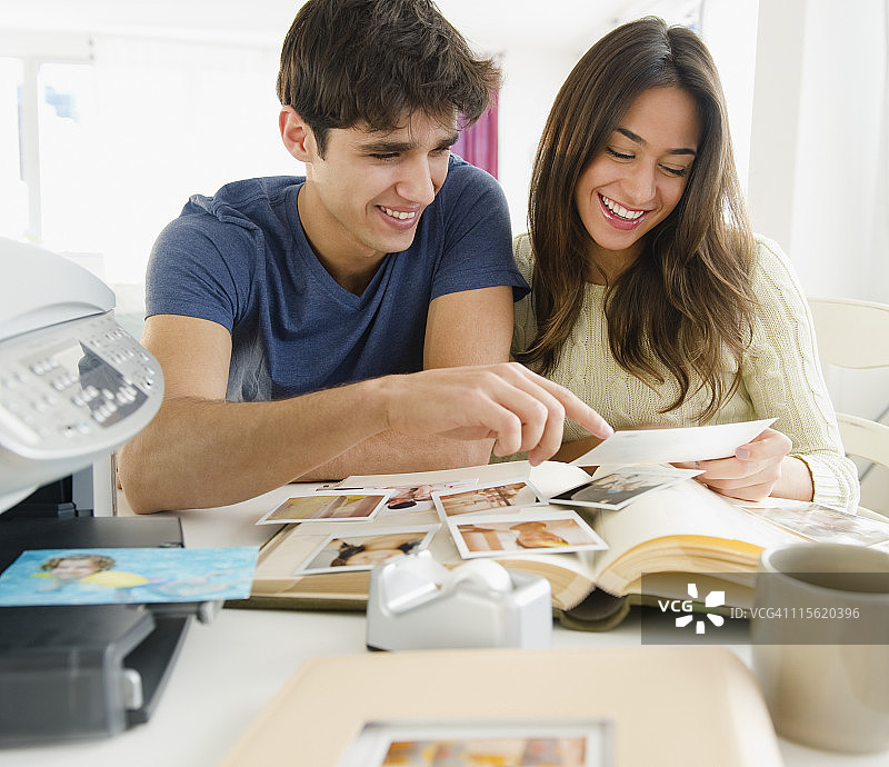 情侣一起看照片图片素材